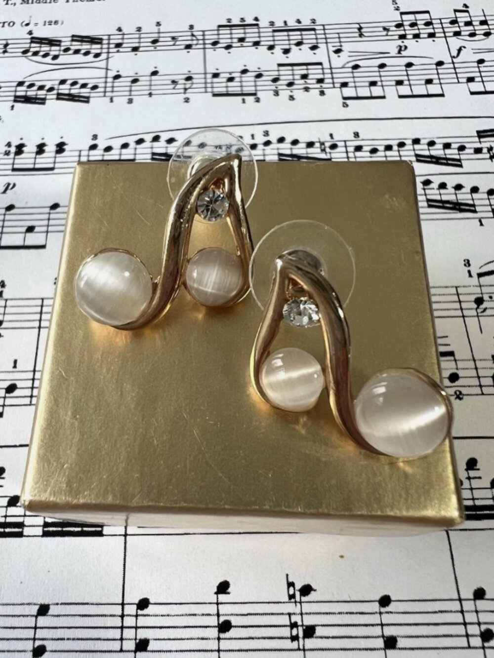 NWOT- Rare-Gold Tone Cat Eye & Rhinestone Music Note Earrings Elegant